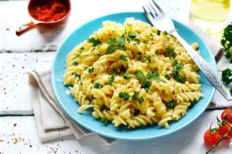 Вариации макарон с яйцом и сыром: экспериментируйте с вкусами