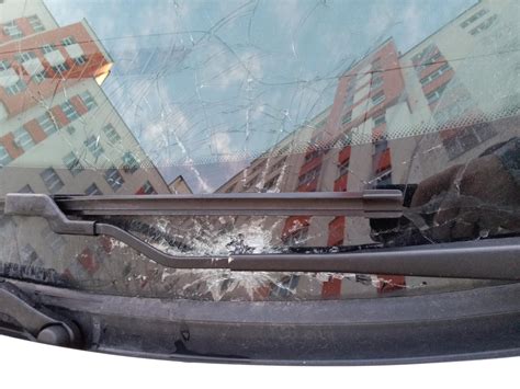 Монтаж дворника на стекло автомобиля