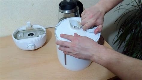 Открывание крышки резервуара