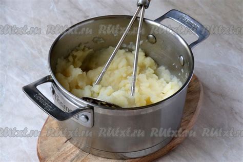 Первый слой - картофельное пюре