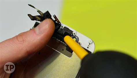 Подготовка к очистке динамика iPhone