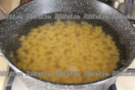 Правильная техника варки макарон с яйцом и сыром