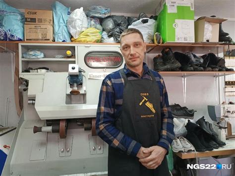 Продавцы в специализированных магазинах: обувщик и рыбак