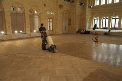 Процесс полировки паркета под маслом и воском