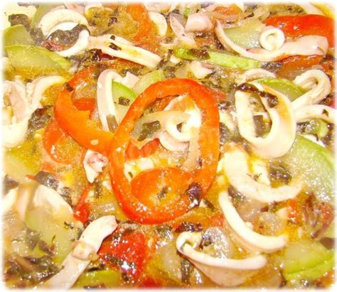 Рецепт 2: Запеченные кальмары ежики с овощами