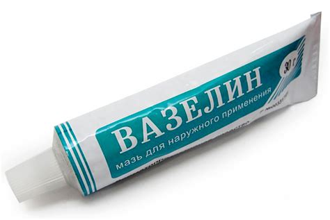 Удаление вазелина с помощью строительных инструментов